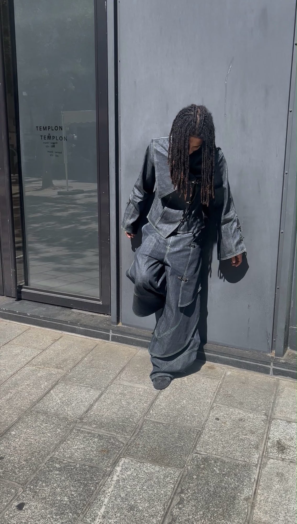 Ensemble RONIN, veste et pantalon en denim selvedge, porté dans la rue à Paris